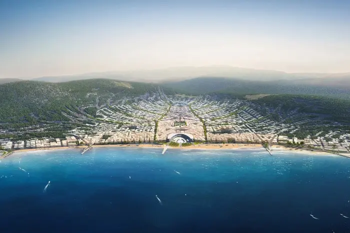 رندر کامپیوتری که شهری پاکیزه و کمارتفاع را در دره کمعمق کنار دریای آبی نشان میدهد