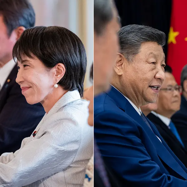 دو تصویر که سنا‌تاکایچی را در حال لبخند زدن و شی جین‌پینگ را در یک کت و شلوار آبی نشان می‌دهند.