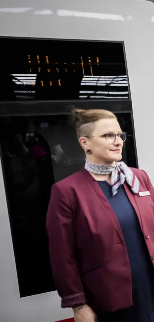 وزیر حمل‌ونقل آلمان، پاتریک شنیدر (دوم از سمت چپ) و ایولین پالا (سوم از سمت چپ)، مدیرعامل Deutsche Bahn، پس از رونمایی از قطار جدید اینترسیتی اکسپرس در ایستگاه اوست‌باهم برلین، در ۱۷ اکتبر از قطار پیاده می‌شوند.