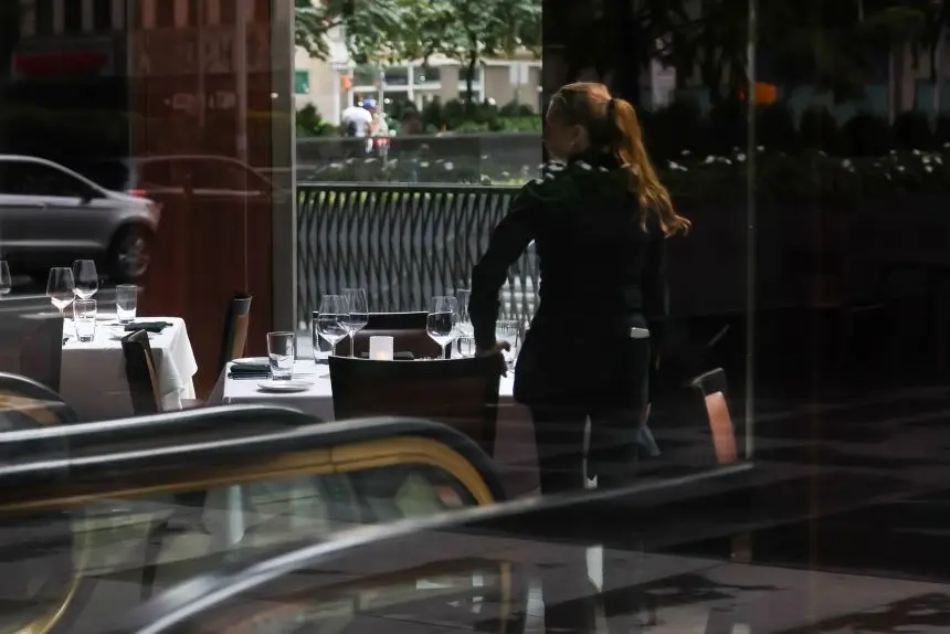 پیشخدمت در یک رستوران نیویورک در تاریخ ۶ سپتامبر.