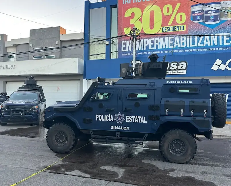 یک کامیون زرهی که بر کنارهٔ آن عبارت «پلیس ایالتی سینالوآ» به زبان اسپانیایی نوشته شده است.