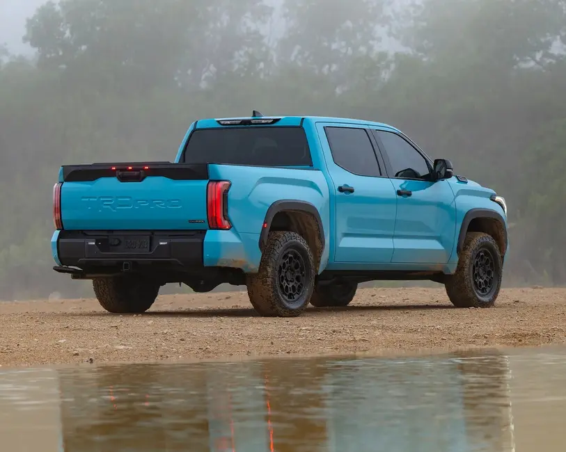 شاحنه آبی تویوتا نمای عقب-۳/۴ در گودال کثیف