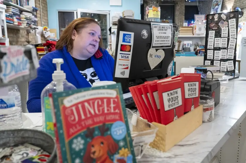 ربکا جورج در میز پیشخوان کتاب‌فروشی خود، Volumes Bookcafe در ویکر پارک، تلفنی صحبت می‌کند. او و خواهرش قصد دارند تا فوریه این مکان را ببندند. 