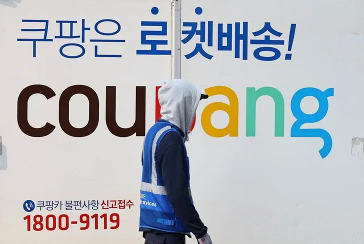 کارمندی که در مرکز لجستیک شرکت کوپانگ در سئول، پشت لوگوی کوپانگ می‌گذرد. چهارشنبه. یونهاب