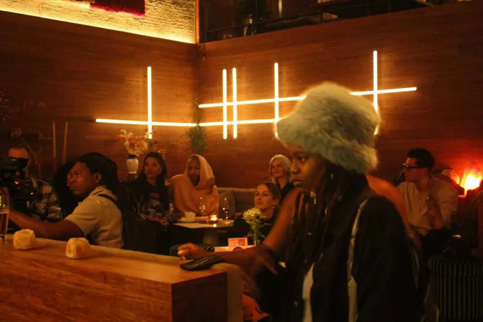 مردم در یک بحث پنِل در رویدادی به نام «شکستن سکوت برای سودان» که به‌منظور جمع‌آوری کمک‌ها برای رادیو دبانگا سازماندهی شد، در آمستردام در تاریخ ۲۲ اکتبر گوش می‌دهند.