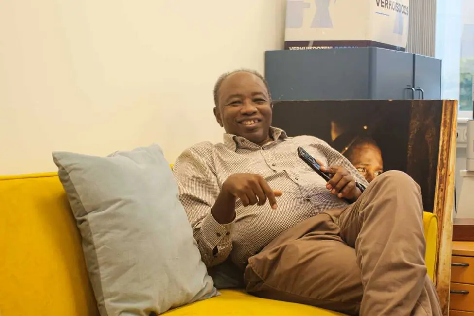 کمال السدیق، سردبیر رادیو دبانگا، در تاریخ ۱۶ اکتبر در دفتر خود در آمستردام می‌نشیند.