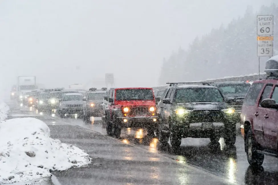 ترافیک جهت شمال‑شرق در بزرگراه ۷۰ به سمت تونل آیزنهاور زیر دیواری قاره‌ای، ۱۲ مارس ۲۰۲۳