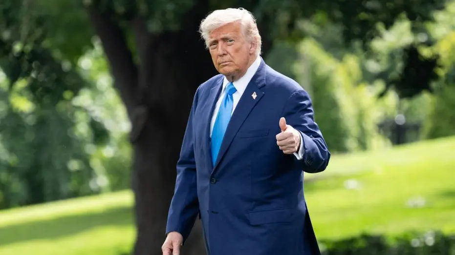 دونالد ترامپ در حین قدم زدن در چمن‌زار کاخ سفید به خبرنگاران نشان شست انگشت می‌دهد