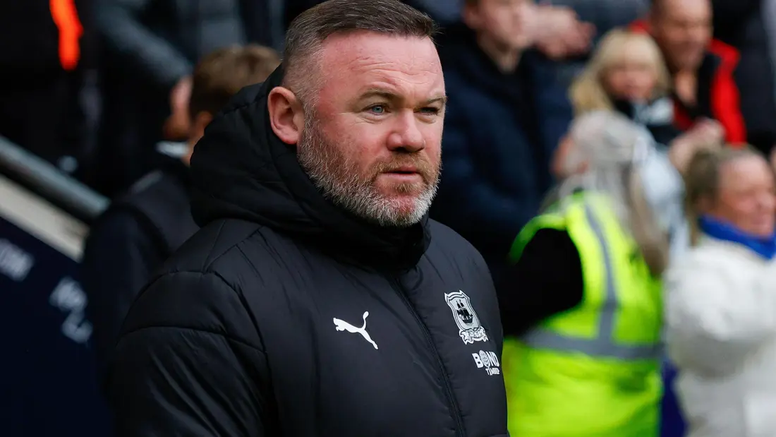 وین رونی در حاشیهٔ زمین هنگام هدایت پلموث