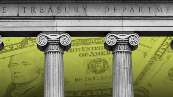 ستونهای ساختمان خزانهداری ایالات متحده با پسزمینهای از اسکناسهای دلار آمریکا