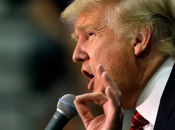 در این عکس فایلی از ۳۰ سپتامبر ۲۰۱۵، نامزد جمهوریخواه ریاستجمهوری و تاجر دونالد ترامپ در حین یک ایستنامهٔ انتخاباتی در کیین، نیو همپشایر سخن میگوید. (عکس AP/استیون سن، فایل)