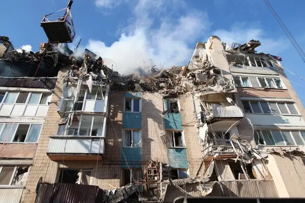 کارگران نجاتآورانه ویرانههای یک ساختمان مسکونی را که به شدت توسط یک حمله روسی به ترنوپیل، اوکراین، در ۱۹ نوامبر ۲۰۲۵ تخریب شده بود، پاک میکنند. (عکس AP/وِلاد کراوچوک، فایل)