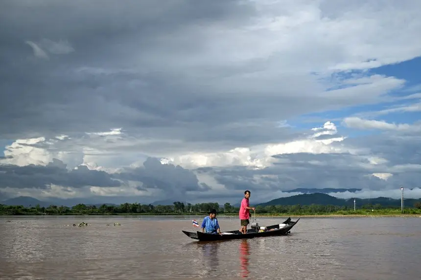 ماهیگیر تایلندی نمونهبرداری میکند تا احتمال مسمومیت آرسنیک را در طول رودخانهٔ کوک، در استان چیانگرای، شمال تایلند، بررسی کند.