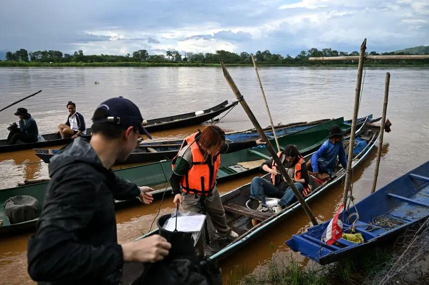 دانشجویان دانشگاه چیانگمای نمونهبرداری میکنند تا احتمال مسمومیت آرسنیک را در طول رودخانهٔ کوک، در استان چیانگریای شمالی تایلند، بررسی کنند.