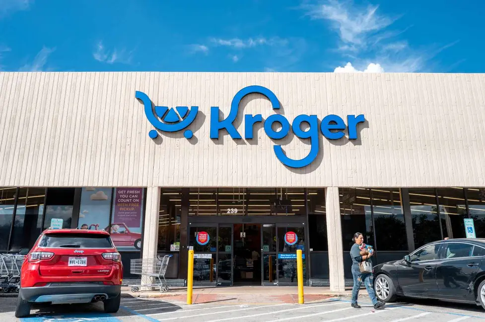 مشتریای که از فروشگاه Kroger در تگزاس خارج میشود.