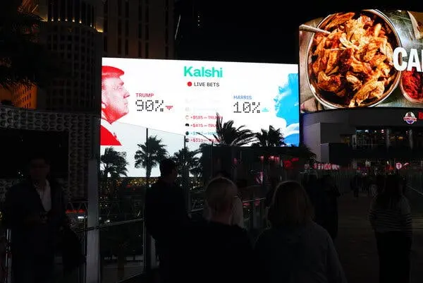بیلبوردی از کالشی که شانس پیروزی دونالد ج. ترامپ و کامالا هریس را در انتخابات ۲۰۲۴ نشان میدهد.