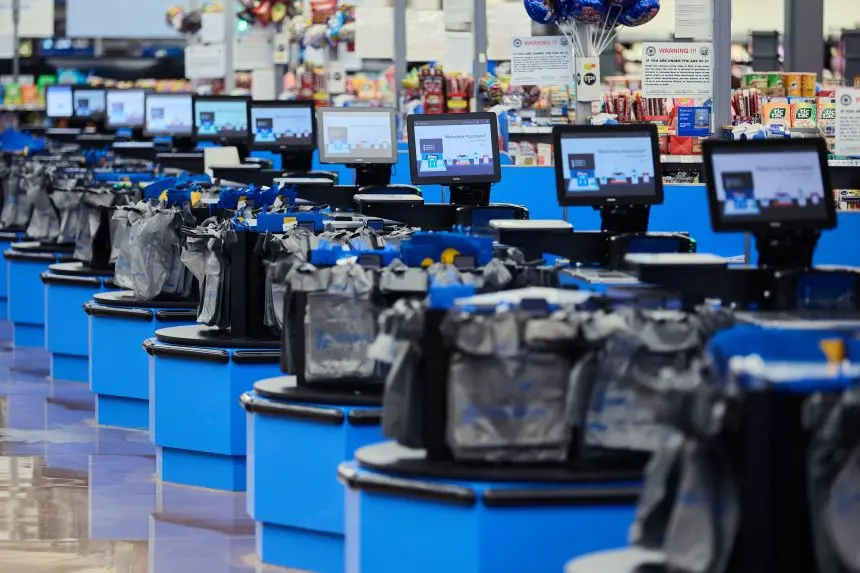 خطوط خالی صف‌های صندوق در فروشگاهی در کلومبیا، اوهایو، روز جمعه مشاهده می‌شود