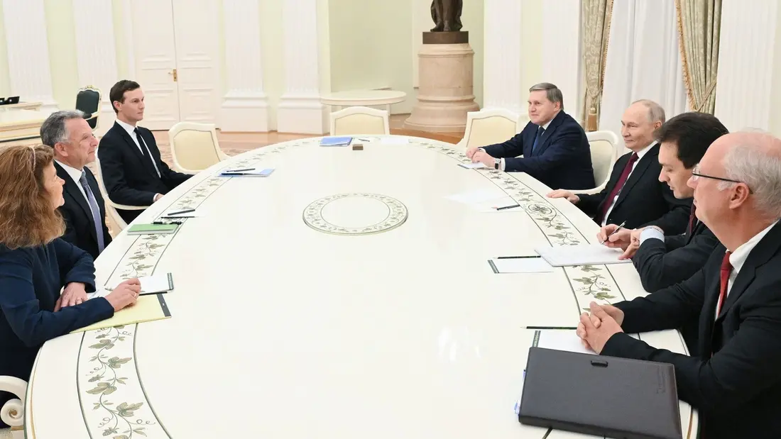 مردانی در یک میز بزرگ