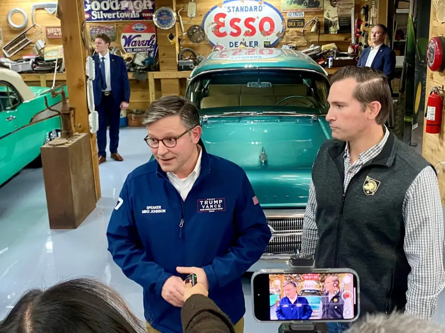 سخنگوی مجلس نمایندگان ایالات متحده مایک جانسون به سؤال‌های خبرنگاران در کنار نامزد جمهوری‌خواه ناحیهٔ هفت، مت ون اپس، در نشویل پاسخ می‌دهد