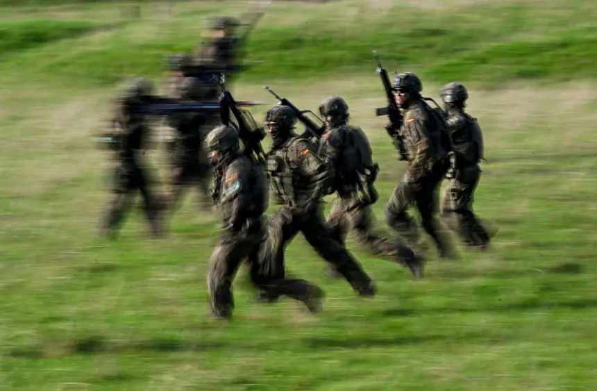 سربازان ارتش فدرال در تمرین جنگی در پادگاه وستفالن‑کاسرن آهلن، غرب آلمان