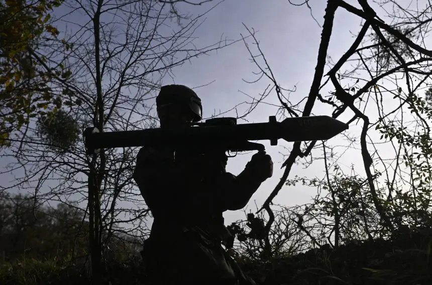 یک سرباز در حال نگه داشتن یک بازوکه در تمرین تخریب تانک در پادگاه وستفالن‑کاسرن