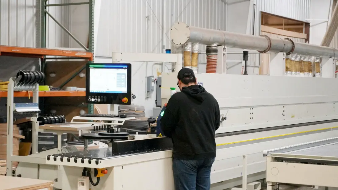 تجهیزات فروشگاهی در Rodgers Wade Manufacturing، در کارخانهٔ آن در پاریس، تگزاس تولید می‌شوند