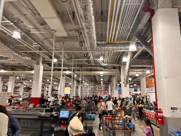 افراد در یک فروشگاه کستکو