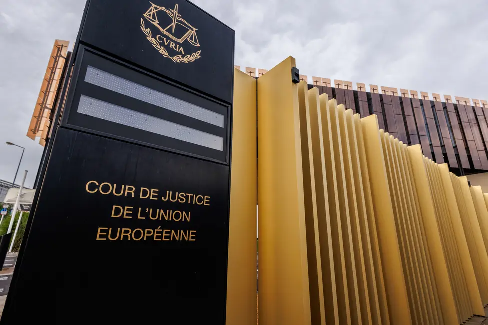نمای بیرونی ساختمان دادگاه عدالت اروپا با نماد و نام آن بر روی تابلو بزرگ به وضوح نمایش داده می‌شود