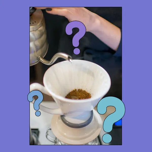 تصویر گرافیکی از آب جاری از نازل یک کتری فولادی به داخل فنجان سفیدی که در پایین آن پودر قهوه قرار دارد؛ فنجان توسط سه علامت سؤال با رنگ‌های بنفش و آبی احاطه شده است.