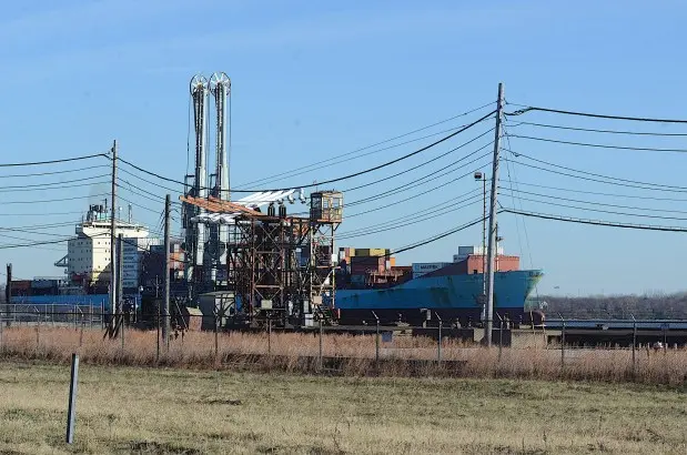 کشتی کانتینری عبور از مجتمع ترمینال اسکله هوگ آیِلند.