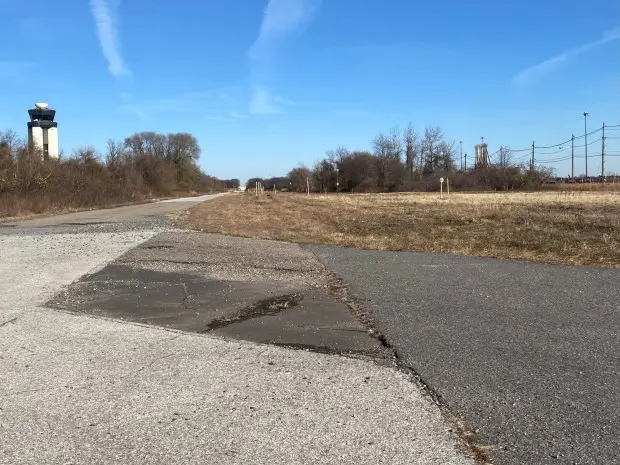 برج کنترل فرودگاه بینالمللی فیلادلفیا در سمت چپ، در میان فضای کافی باز برای ترمینال کشتیگردانی قرار دارد. (پِتی بَنان – دیلی تایمز)