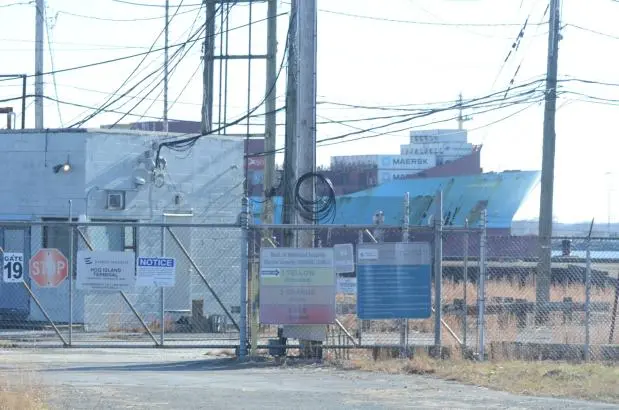 برنامهها پیشبینی میکنند که یک ترمینال کشتیگردانی در ایستگاههای Energy Transfer که پیشتر بهعنوان مجتمع ترمینال اسکله هوگ آیِلند در تینیکام شناخته میشد، ساخته شود و کشتیها در آوریل به اینجا برسند. "کارهای زیادی پیش رو دارند," رئیس کمیسیونهای شهرستان تینیکام میگوید. (پِتی بَنان – دیلی تایمز)