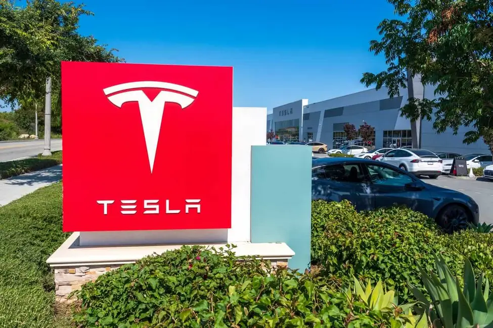 لوگوی Tesla Inc توسط baileystock از iStock