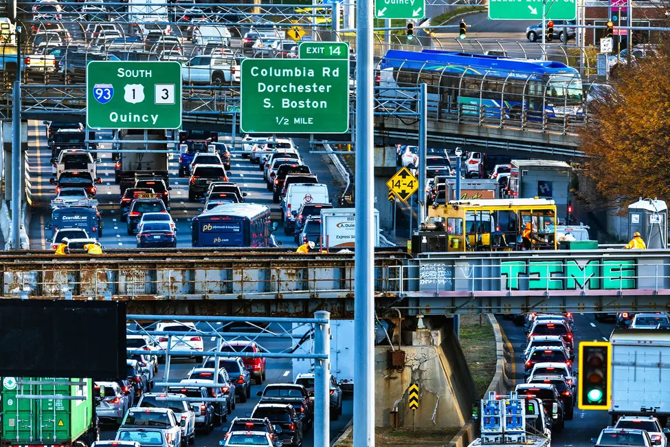 بوستون، ماساچوست؛ ۱۷ نوامبر، ساعت اوج ترافیک در جاده جنوبشرقی (جادهٔ ۹۳ جهت جنوب) هنگام ادغام نزدیک به ساندبی...