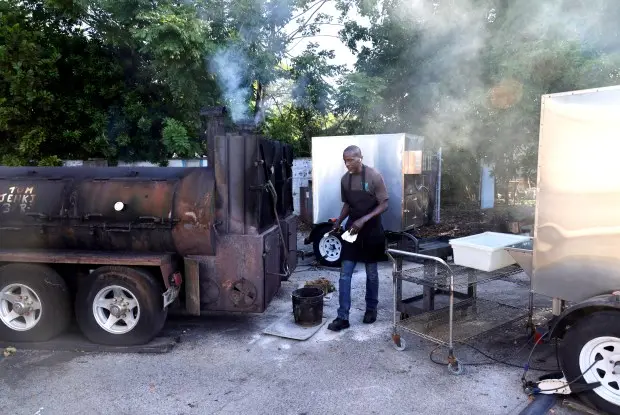 آشپز باربیکیو مارکویس کاری به‌مدت ۲۳ سال در Tom Jenkins Bar‑B‑Q مشغول به کار بوده است. رستوران واقع بر روی U.S.1 در فورت لادردیل در تاریخ ۲۱ دسامبر در حال بسته شدن است. (Mike Stocker/South Florida Sun Sentinel)