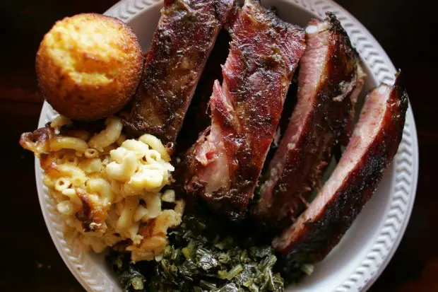 1236 S. Federal Highway, Fort Lauderdale؛ 954-522-5046؛ tomjenkinsbbq.net. خوانندگان این رستوران محبوب فورت لادردیل را به‌عنوان «بهترین باربیکیو» در مسابقهٔ South Florida Best of South Florida 2015‑2016 انتخاب کردند. Tom Jenkins حداکثر ظرفیت ۴۰ مهمان دارد که خوشحال‌اند کنار هم بنشینند و از رِیبه‌های سبک سنت‑لوئیس که به‌صورت آهسته در گودالی ۶×۱۰ فوتی پخته می‌شوند و با سس شیرین مزین شده‌اند، لذت ببرند. (در تصویر: رِیبه‌ها با کلمچینی، ماکارونی‑پنیر و مافین ذرت)