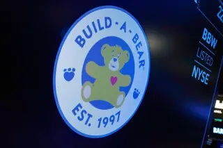 لوگوی Build‑A‑Bear Workshop بالای یک پست تجاری در طبقه بورس نیویورک در تاریخ ۱ دسامبر ۲۰۲۱ قرار دارد. (عکس AP/ریچارد درو، فایل)