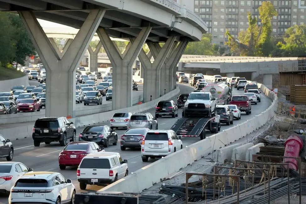 ساخت‌وساز جاده‌ای در ای‑۱۰ جهت شرق نزدیک به هیتس، که ترافیک هوستون را در روز پنجشنبه، ۳۰ اکتبر ۲۰۲۵ کند کرد.