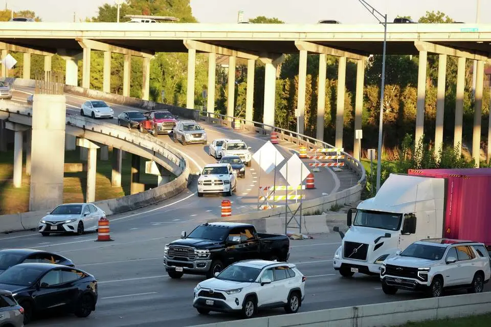 پله‌ای که ای‑۴۵ جهت جنوب را به ای‑۱۰ جهت شرق متصل می‌کند، در طول رفت‌وآمد عصرگاهی شلوغ است. ساخت‌وساز جاده‌ای در ای‑۱۰ جهت شرق نزدیک هیتس، باعث کندی ترافیک در هوستون در پنجشنبه، ۳۰ اکتبر ۲۰۲۵ شد.