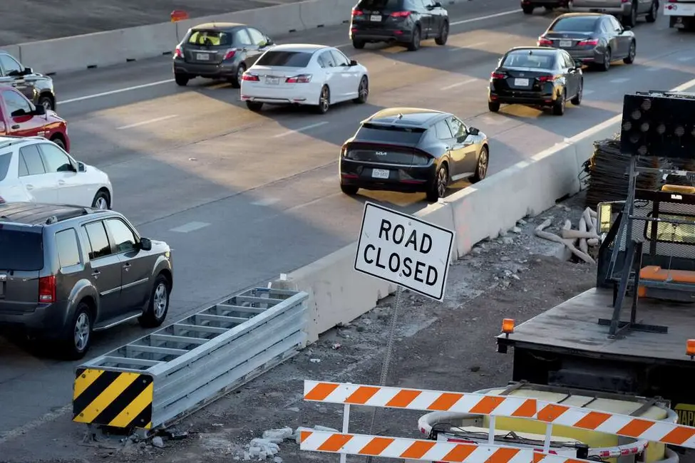 ساخت‌وساز جاده‌ای در ای‑۱۰ جهت شرق در نزدیکی هیتس، که ترافیک هوستون را در روز پنجشنبه، ۳۰ اکتبر ۲۰۲۵ کند کرد.