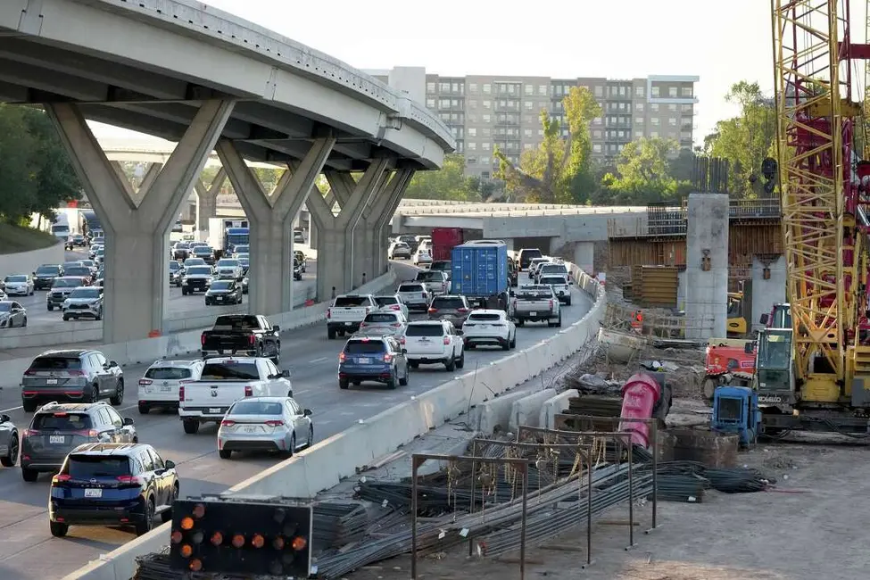 ساخت‌وساز جاده‌ای در ای‑۱۰ جهت شرق در نزدیکی هیتس، باعث حرکت آهسته ترافیک در هوستون شد؛ پنجشنبه، ۳۰ اکتبر ۲۰۲۵.
