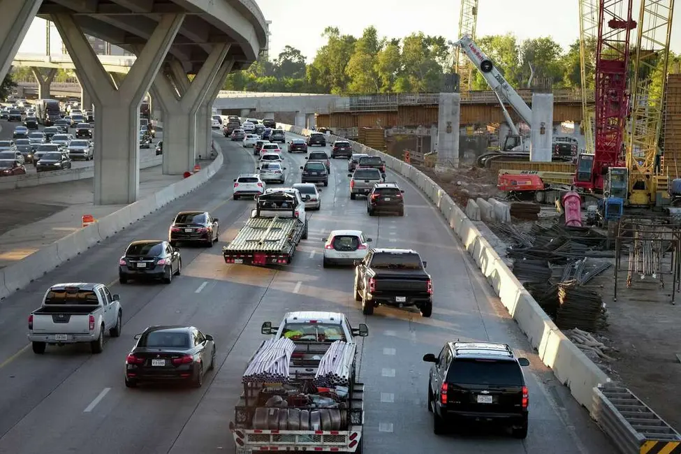 ساخت‌وساز جاده‌ای در ای‑۱۰ جهت شرق در نزدیکی هیتس، که ترافیک هوستون را در روز پنجشنبه، ۳۰ اکتبر ۲۰۲۵ کند کرد.