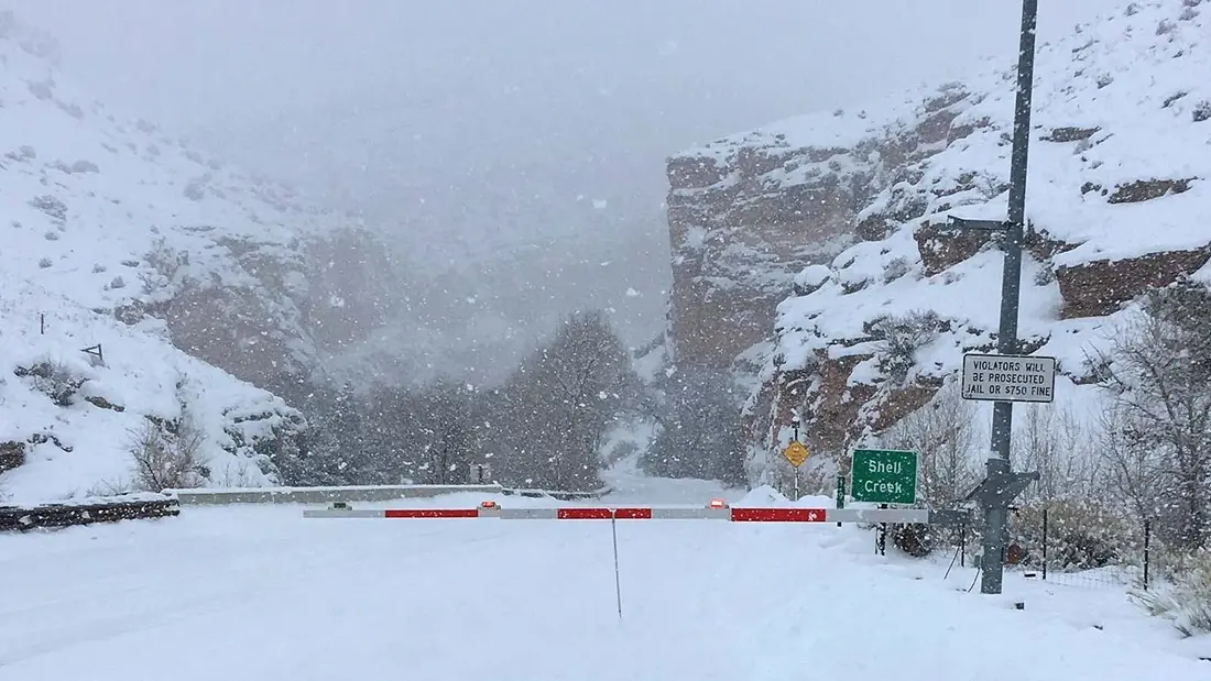 هنگامی که هوای نامساعد می‌بارد و رانندگان در وایومینگ دروازه‌های بسته جاده را می‌بینند که در حال پایین آمدن هستند، برخی برای عبور پیش از بسته شدن سرعت می‌گیرند. در این مسیر، بسیاری از این دروازه‌ها ضربه خورده و خراب می‌شوند. علاوه بر این، حضور در جاده‌ای که بسته است، کار خطرناکی است.