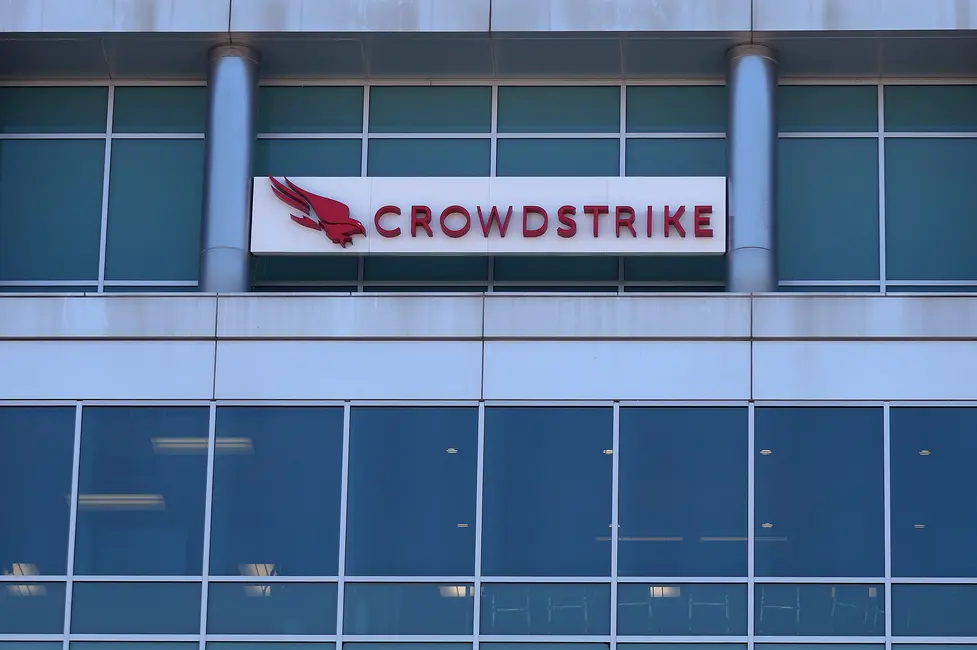 نشان Crowdstrike در مقر شرکت.