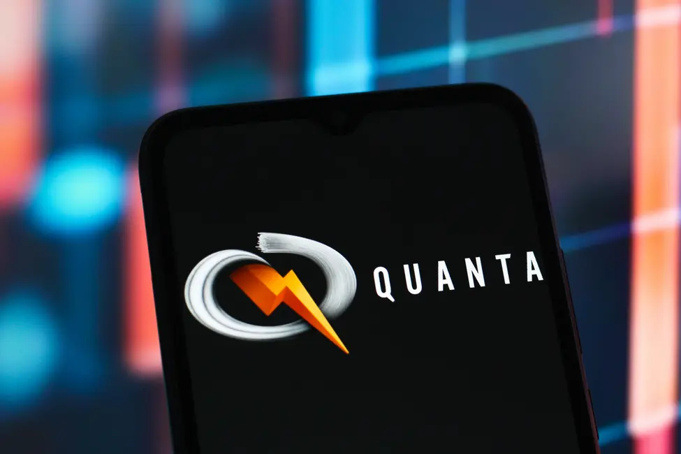 لوگوی Quanta Services بر صفحه‌نمایش تلفن.