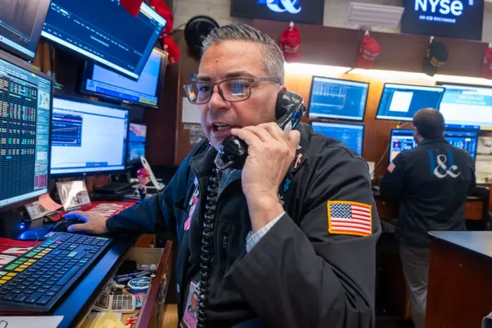 معامله‌گران وال‌استریت در کف‌پوش بورس نیویورک.