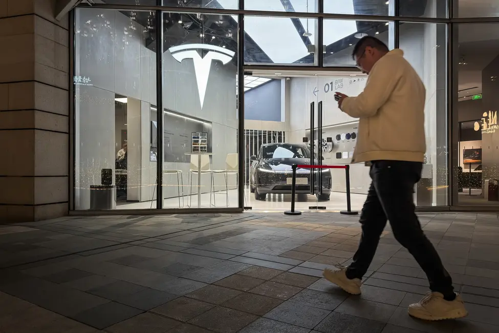 مشتری‌ای در نمایندگی تسلا.