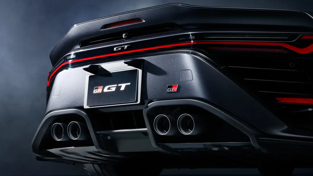 نمای پشت خودروی GR GT با بدنهٔ متالیک تیره، چهار لولهٔ اگزوز و نوار نور قرمز بر بامپر.