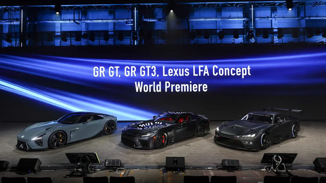 سه خودروی اسپرت لکسس — GR GT، GR GT3، و مفهوم LFA لکسس — بر روی صحنه با پسزمینه نور آبی و متن "پیشنمایش جهانی" نمایش داده شدهاند.