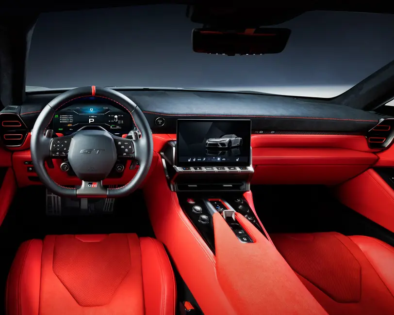 داخلی از چرم قرمز و الکانتارا با داشبورد دیجیتال، صفحهنمایش لمسی در کنسول وسط و فرمانی با برند GT.